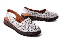 ARTIKER RELAKS 52C0445 white, sandały damskie. Białe sandały damskie Artiker Relaks, w ażurowe wzory, ze skóry, bez obcasa, na koturnie, bez zapięcia. Za 239.90 zł.