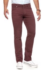 WRANGLER SPODNIE MĘSKIE GREENSBORO RED MAHOGANY W15QTJ17M 112127090. Czerwone spodnie materiałowe męskie Wrangler, bez wzorów, z materiału. W wyprzedaży za 89.99 zł.