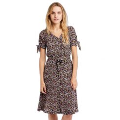 Sukienka damska Protest Prtbanda. Czarne sukienki damskie Protest, bez wzorów, eleganckie, bez kołnierzyka, bez ramiączek, sportowe. W wyprzedaży za 237.75 zł.