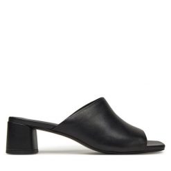 Klapki Vagabond Shoemakers. Czarne klapki damskie Vagabond Shoemakers, bez wzorów, bez obcasa, bez zapięcia. Za 389.99 zł.