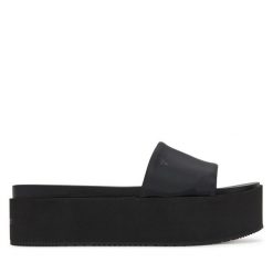 Klapki Calvin Klein Jeans. Czarne klapki damskie Calvin Klein Jeans, bez wzorów, z jeansu, bez obcasa, bez zapięcia. Za 199.99 zł.