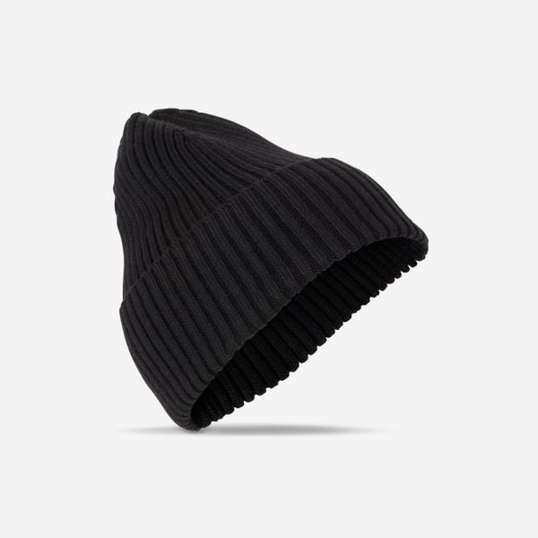 Czapka beanie. Czarne czapki męskie Decathlon, bez wzorów, z materiału. Za 54.99 zł.