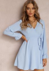 Niebieska Sukienka Parthameia. Niebieskie sukienki damskie Renee, s, bez wzorów, z tkaniny, klasyczne, bez kołnierzyka, bez ramiączek, mini, kopertowe. Za 59.99 zł.