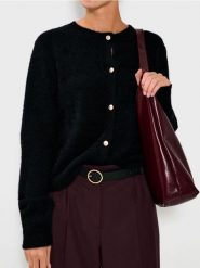 Sweter z ozdobnymi guzikami - czarny. Czarne swetry nierozpinane damskie Sinsay, l, bez wzorów, bez kołnierzyka, bez ramiączek. Za 59.99 zł.