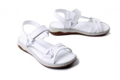 ARTIKER RELAKS 54C0596 biały, sandały damskie. Białe sandały damskie Artiker Relaks, bez wzorów, bez obcasa, bez zapięcia. Za 175.92 zł.