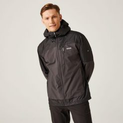 Kurtka przeciwdeszczowa dla mężczyzn Regatta Highton STR JKT III. Czarne kurtki męskie Regatta, m, bez wzorów, sportowe, bez kaptura. W wyprzedaży za 239.99 zł.