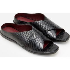 Skórzane klapki - Czarny. Czarne klapki damskie Reserved, bez wzorów, bez obcasa, bez zapięcia. Za 199.99 zł.