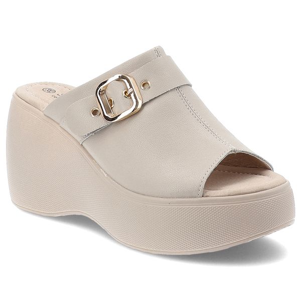 Beżowe Klapki S.Barski Eleganckie Obuwie Damskie. Brązowe klapki damskie S.BARSKI, na lato, bez wzorów, z jeansu, eleganckie, bez obcasa, na koturnie, bez zapięcia. Za 159.00 zł.