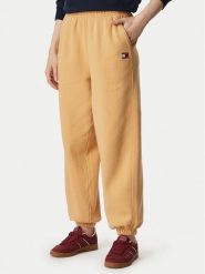 Tommy Jeans Spodnie dresowe Badge DW0DW23536 Beżowy Regular Fit. Brązowe spodnie dresowe damskie Tommy Jeans, bez wzorów, z bawełny. Za 329.99 zł.