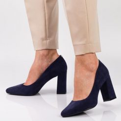 Granatowe zamszowe czółenka damskie na słupku Sergio Leone Pb216. Niebieskie czółenka damskie Sergio Leone, bez wzorów, z zamszu, bez obcasa, na słupku, bez zapięcia. Za 169.00 zł.