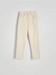Jeansy mom fit slim - beżowy. Brązowe jeansy damskie Reserved, bez wzorów, z bawełny, z podwyższonym stanem. W wyprzedaży za 99.99 zł.