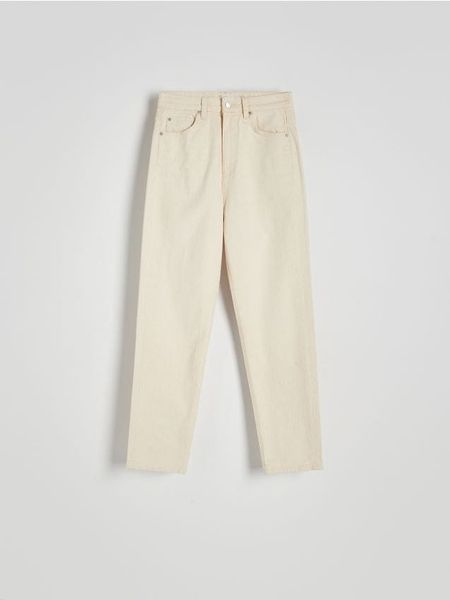 Jeansy mom fit slim - beżowy. Brązowe jeansy damskie Reserved, bez wzorów, z bawełny, z podwyższonym stanem. W wyprzedaży za 99.99 zł.