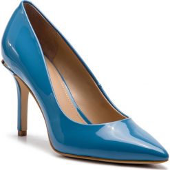 Szpilki GUESS - Barett2 FL6BA2 PAF08 LDENI. Niebieskie szpilki damskie Guess, z aplikacjami, z materiału, bez obcasa, na obcasie, bez zapięcia. W wyprzedaży za 319.00 zł.