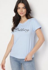 Jasnoniebieski Bawełniany T-shirt z Ozdobnym Napisem Virretis. Niebieskie t-shirty damskie Born2be, m, bez wzorów, z bawełny, klasyczne, bez kołnierzyka, bez ramiączek. Za 34.99 zł.