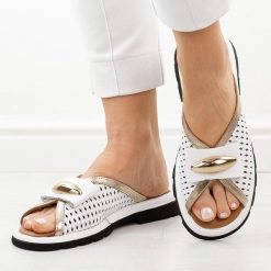 Białe skórzane klapki damskie T.Sokolski 26008. Białe klapki damskie Sokolski, na lato, z aplikacjami, ze skóry, casualowe, bez obcasa, na płaskiej podeszwie, bez zapięcia. Za 299.00 zł.