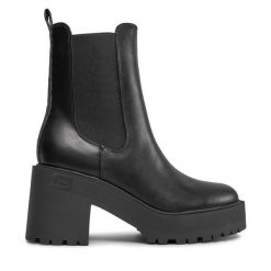 Botki Guess. Czarne botki damskie Guess, z aplikacjami, bez obcasa, na słupku, bez zapięcia. Za 669.99 zł.