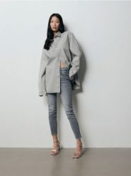 Jeansy typu sculpt - jasnoszary. Szare jeansy damskie Reserved, bez wzorów, z bawełny. W wyprzedaży za 79.99 zł.