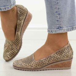 Złote wąż czółenka damskie na koturnie Potocki 12306. Żółte czółenka damskie POTOCKI, na wiosnę, w ażurowe wzory, ze skóry, bez obcasa, na koturnie, bez zapięcia. Za 169.00 zł.