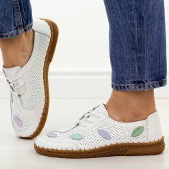 Białe ażurowe skórzane półbuty damskie Jezzi 8544. Białe półbuty damskie Jezzi, na jesień, w ażurowe wzory, z jeansu, casualowe, z okrągłym noskiem, bez obcasa, na płaskiej podeszwie, bez zapięcia. Za 199.00 zł.