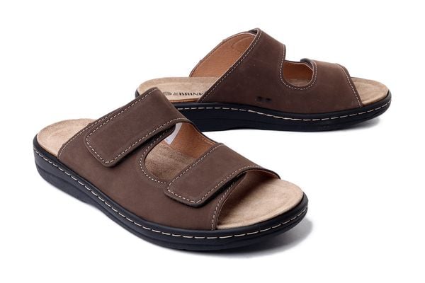Dr. Brinkmann 600426-02 brązowy, klapki męskie. Brązowe klapki męskie Dr. Brinkmann, bez wzorów, ze skóry, bez zapięcia. Za 349.90 zł.