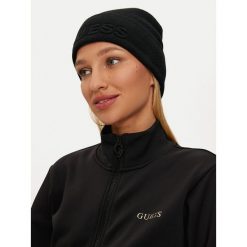 Czapka Guess. Czarne czapki damskie Guess, na zimę, z aplikacjami. Za 169.99 zł.