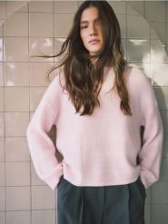 Sweter z wełną i moherem - pastelowy róż. Czerwone swetry nierozpinane damskie Reserved, l, bez wzorów, z dzianiny, bez kołnierzyka, bez ramiączek. Za 239.99 zł.