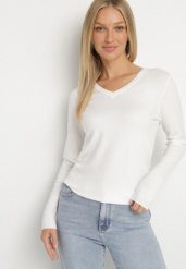 Biały Sweter z Wiskozą i Dekoltem w Serek Olisela. Białe swetry nierozpinane damskie Born2be, m, bez wzorów, z wiskozy, eleganckie, bez kołnierzyka, bez ramiączek. Za 49.99 zł.