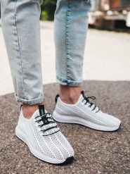 Buty męskie wsuwane sneakersy z siateczki - białe V7 - Rozmiar: 42. Białe buty sportowe męskie Ombre Clothing, w ażurowe wzory, z gumy, bez zapięcia. W wyprzedaży za 99.99 zł.