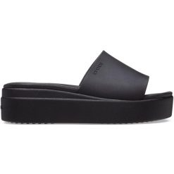 Klapki plażowe damskie Crocs Brooklyn Slide. Czarne klapki damskie Crocs, bez wzorów, sportowe, bez obcasa, bez zapięcia. Za 165.99 zł.