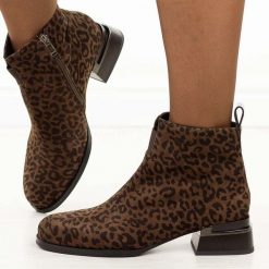 Brązowe cętkowane skórzane botki damskie na obcasie DiA 52-852. Brązowe botki damskie DiA, na jesień, bez wzorów, z jeansu, eleganckie, z okrągłym noskiem, bez obcasa, na obcasie, bez zapięcia. Za 399.00 zł.
