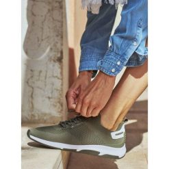 Buty z recyklingu dla kobiet TBS Confort. Brązowe obuwie sportowe damskie TBS, bez wzorów, bez zapięcia. Za 447.50 zł.