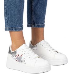 Biało-srebrne sneakersy trampki sportowe damskie z nadrukiem białe. Białe trampki i tenisówki damskie bez wzorów, z tkaniny, bez zapięcia. Za 84.03 zł.