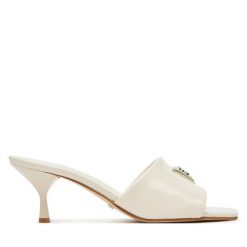 Klapki Guess. Brązowe klapki damskie Guess, z aplikacjami, bez obcasa, bez zapięcia. Za 699.99 zł.