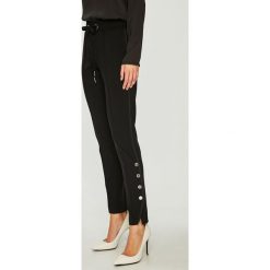 Pinko - Spodnie. Czarne spodnie materiałowe damskie Pinko, bez wzorów, z elastanu, casualowe. W wyprzedaży za 379.90 zł.