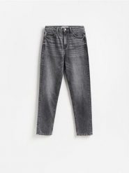Jeansy mom fit slim z dłuższą nogawką - szary. Szare jeansy damskie Reserved, bez wzorów, z bawełny. Za 129.99 zł.