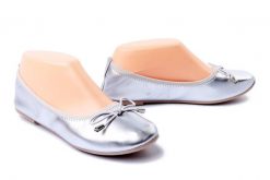 AXIM 7K2237 grey, klapki basenowe damskie. Szare klapki damskie Axim, bez wzorów, bez obcasa, bez zapięcia. Za 29.99 zł.