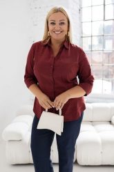Elegancka bordowa koszula Lucyna PLUS SIZE XXL. Czerwone koszule damskie Nasi partnerzy, plus size, bez wzorów, z bawełny, biznesowe, bez kołnierzyka, bez ramiączek. Za 199.90 zł.