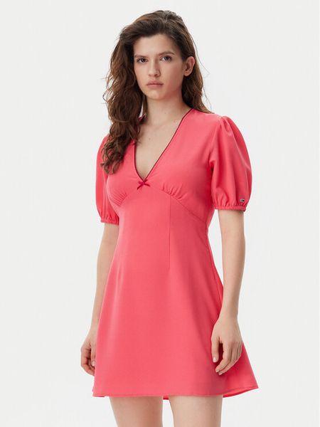 Tommy Jeans Sukienka letnia DW0DW20337 Różowy Regular Fit. Czerwone sukienki damskie Tommy Jeans, na lato, l, bez wzorów, z jeansu, bez kołnierzyka, bez ramiączek. Za 329.99 zł.