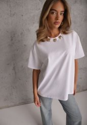 Biały Oversizowy T-shirt z Bawełny Zdobiony Kwadratowymi Aplikacjami Evesilea. Białe t-shirty damskie Renee, uniwersalny, z aplikacjami, z bawełny, bez kołnierzyka, bez ramiączek. Za 69.99 zł.