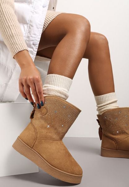 Camelowe Śniegowce Susitna. Brązowe śniegowce damskie Renee, z futra, przed kolano, bez zapięcia. Za 39.99 zł.