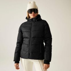 Damska kurtka narciarska Dare 2B Glamorize V. Czarne kurtki sportowe damskie Dare 2B, bez wzorów, bez ramiączek, bez kaptura, narciarskie. Za 379.99 zł.
