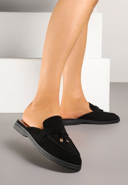 Czarne Klapki Mule Typu Mokasyny z Ozdobną Aplikacją Iffarielle. Czarne klapki damskie Born2be, z aplikacjami, z jeansu, eleganckie, bez obcasa, na płaskiej podeszwie, bez zapięcia. Za 69.99 zł.