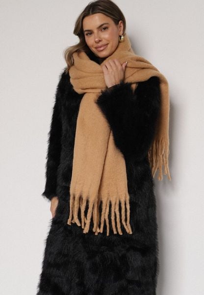 Jasnobrązowy Szalik z Frędzlami Owedarria. Szaliki damskie Born2be, bez wzorów, z dresówki. Za 39.99 zł.