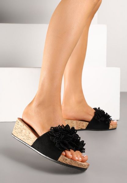 Czarne Klapki na Koturnie Ozdobione Aplikacją 3D Fevandrae. Czarne klapki damskie Renee, z aplikacjami, z jeansu, eleganckie, bez obcasa, na koturnie, bez zapięcia. Za 59.99 zł.