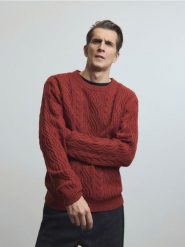 Sweter z wełną - intenstywna czerwień. Czerwone swetry męskie Reserved, l, bez wzorów, z dzianiny, bez kołnierzyka, bez ramiączek. W wyprzedaży za 149.99 zł.