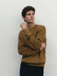Bawełniany sweter boxy - warm olive. Zielone swetry męskie Reserved, l, bez wzorów, z bawełny, bez kołnierzyka, bez ramiączek. W wyprzedaży za 69.99 zł.