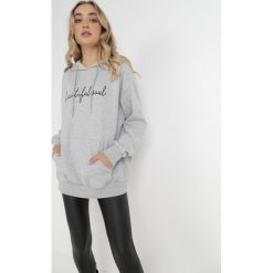 Jasnoszara Bluza Acalelirea. Szare bluzy damskie Born2be, l, bez wzorów, casualowe, bez ramiączek, bez kaptura. Za 99.99 zł.