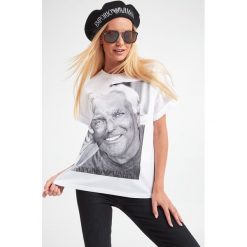 T-shirt EMPORIO ARMANI. T-shirty damskie Emporio Armani, bez wzorów, bez kołnierzyka, bez ramiączek. W wyprzedaży za 309.17 zł.