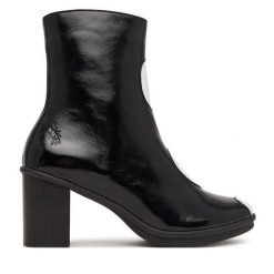 Botki Fly London. Czarne botki damskie Fly London, bez wzorów, bez obcasa, na słupku, bez zapięcia. Za 839.99 zł.