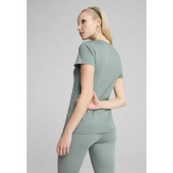 Damska koszulka z logo ESS No. 1 PUMA Green Moon. Zielone bluzki damskie Puma, s, bez wzorów, sportowe, bez kołnierzyka, bez ramiączek. W wyprzedaży za 64.00 zł.
